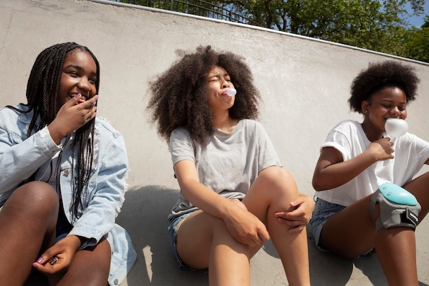 Grupo de chicas negras pasar tiempo juntas