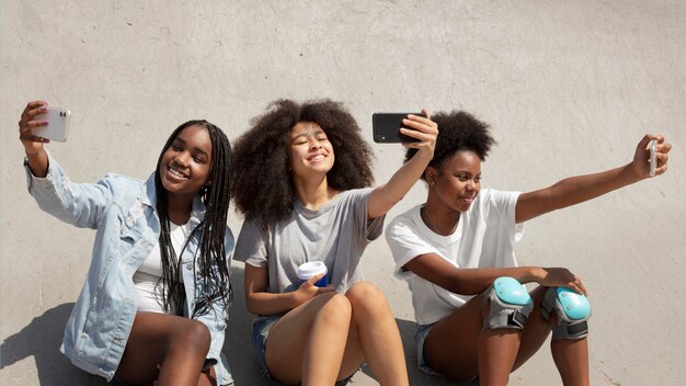 Grupo de chicas negras pasar tiempo juntos al aire libre