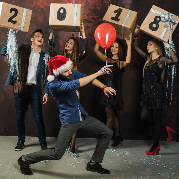 Grupo de cinco amigos celebrando 2018 con cajas