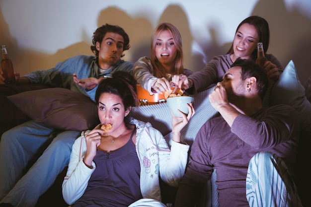 Grupo de cinco amigos viendo una película