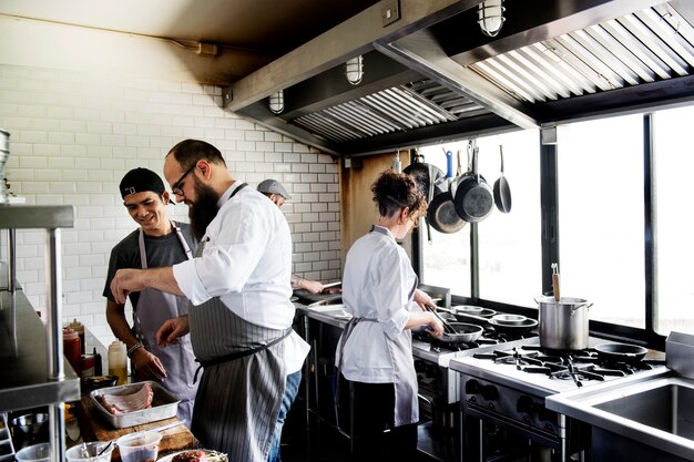 Grupo de cocineros trabajando en la cocina.