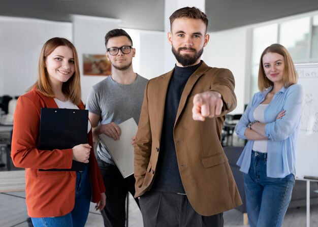 Grupo de compañeros de trabajo en la oficina posando