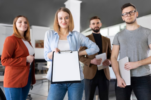 Grupo de compañeros de trabajo en la oficina posando