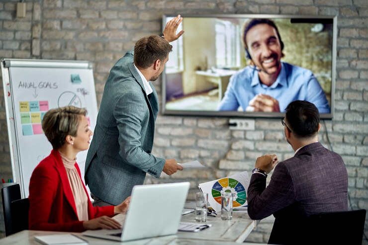 Foto gratuito grupo de compañeros de trabajo que tienen una videoconferencia de negocios mientras trabajan en la oficina
