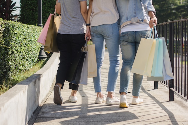 Grupo de compras asiáticas jovenes de la mujer en un mercado al aire libre con los panieres en sus manos