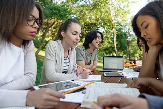 Grupo concentrado de jóvenes estudiantes.