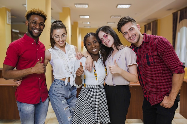 Grupo de contenido de estudiantes posando juntos