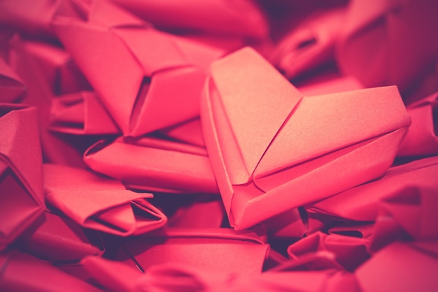 Foto gratuita grupo de corazones de papel rojos