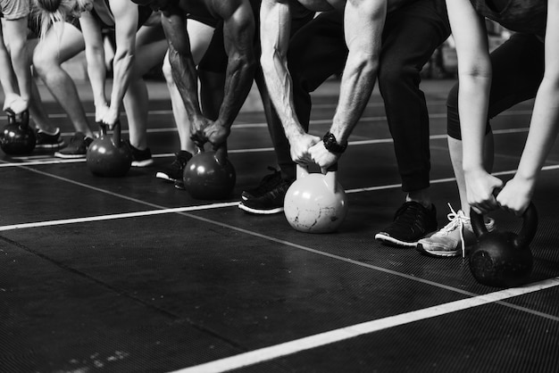 Foto gratuita grupo crossfit en el gimnasio