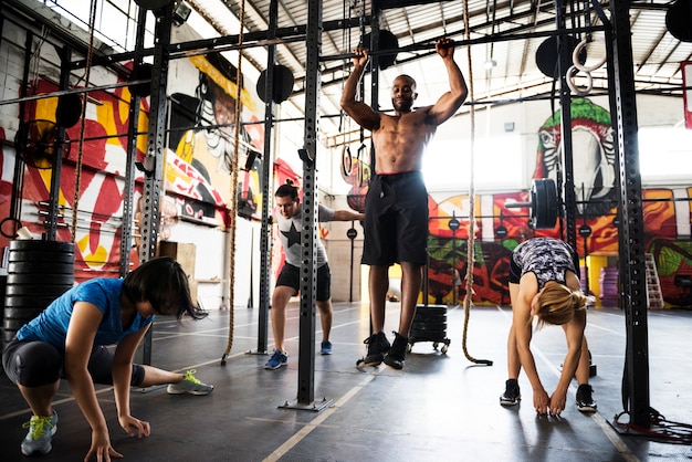 Grupo de crossfit en el gimnasio.