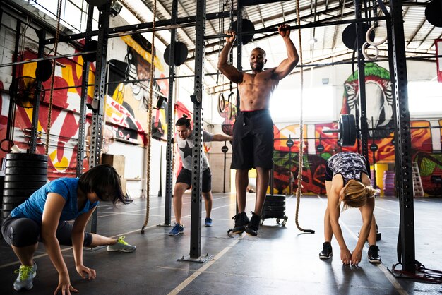 Grupo de crossfit en el gimnasio.