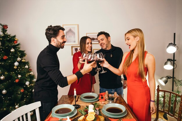 Foto gratuita grupo de cuatro amigos cenando en navidad