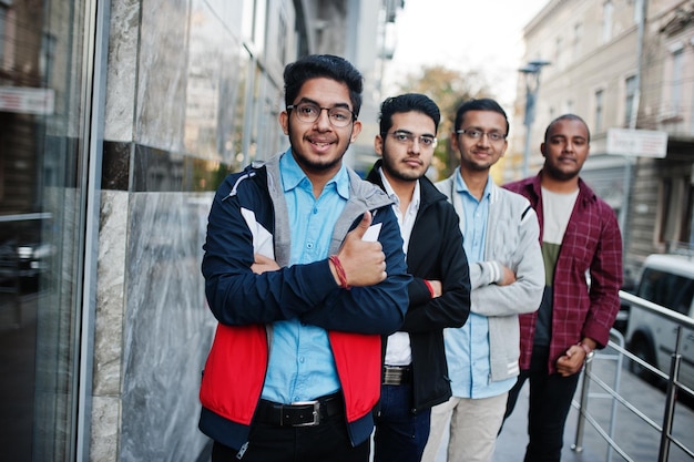 Grupo de cuatro estudiantes varones adolescentes indios Compañeros de clase pasan tiempo juntos