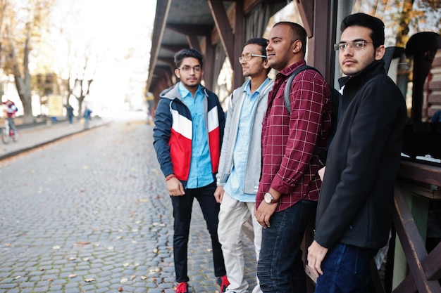 Grupo de cuatro estudiantes varones adolescentes indios Compañeros de clase pasan tiempo juntos