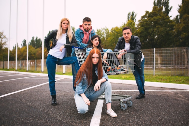 Grupo de cuatro jóvenes amigos diversos en jeans