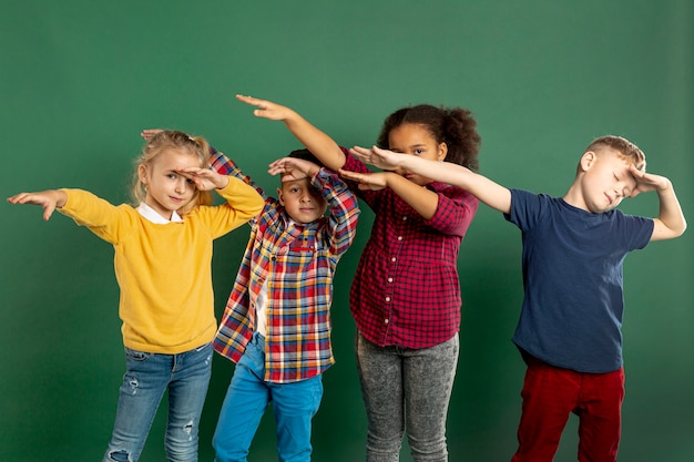 Foto gratuita grupo de dabbing para niños