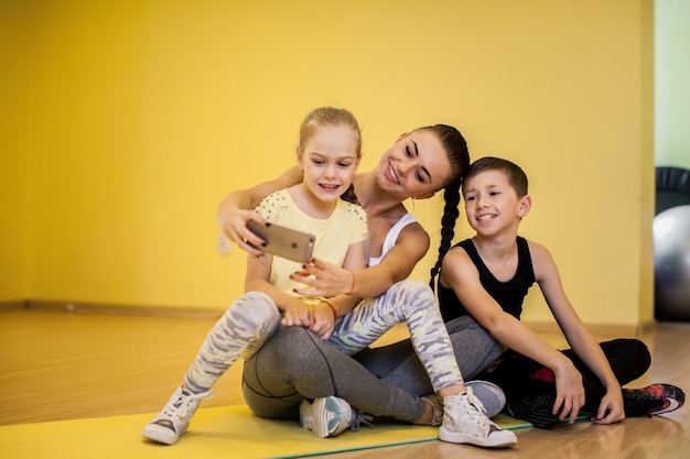 Grupo danza niños clase familia feliz