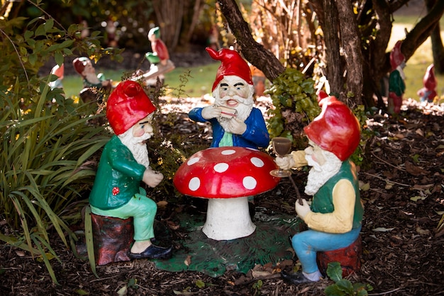 Grupo de diferentes gnomos de jardín divertidos.