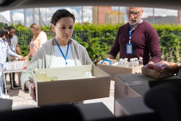 Grupo de diferentes personas voluntarias en un banco de alimentos para personas pobres