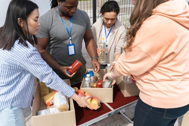 Grupo de diferentes personas voluntarias en un banco de alimentos para personas pobres