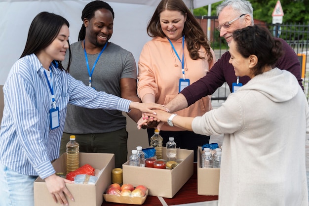 Grupo de diferentes personas voluntarias en un banco de alimentos para personas pobres