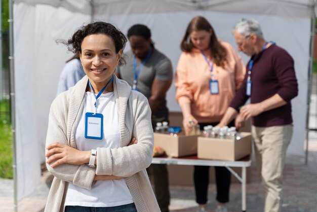 Grupo de diferentes personas voluntarias en un banco de alimentos.