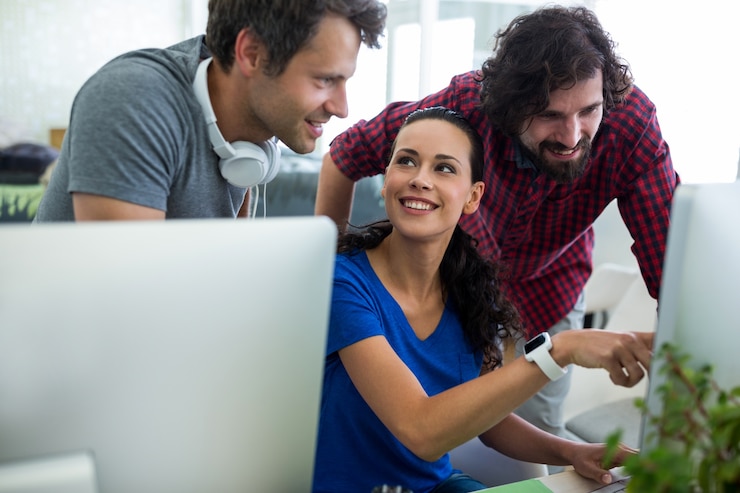Foto gratuito grupo de diseñadores gráficos que interactúan sobre la computadora
