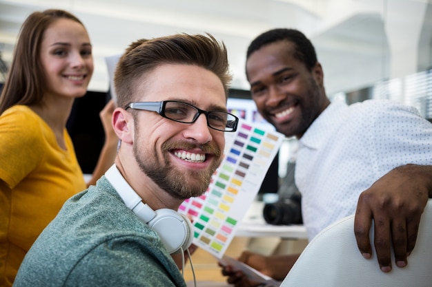 Foto gratuita grupo de diseñadores gráficos sonriendo