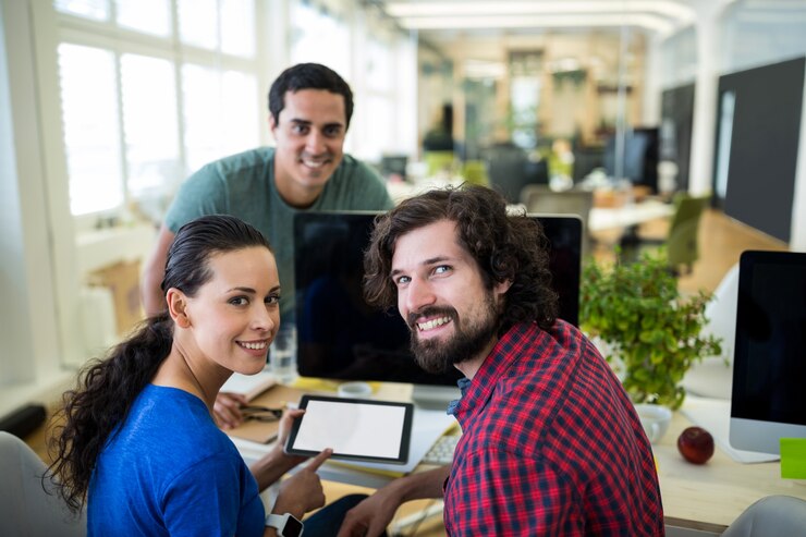 Foto gratuito grupo de diseñadores gráficos usando tableta digital