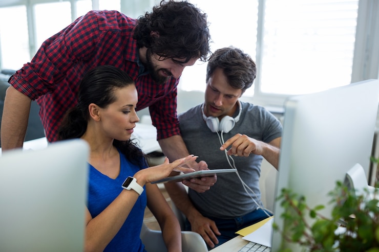 Foto gratuito grupo de diseñadores gráficos usando tableta digital