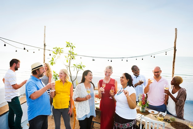 Grupo diverso de amigos disparar verano