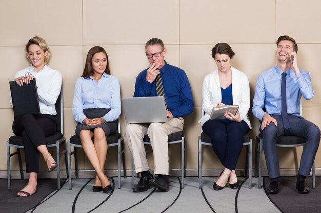 Grupo diverso de personas que esperan Entrevista