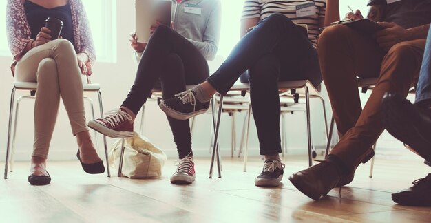 Grupo diverso de personas en un seminario.