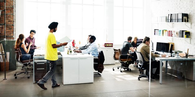 Grupo diverso de personas trabaja en la oficina.