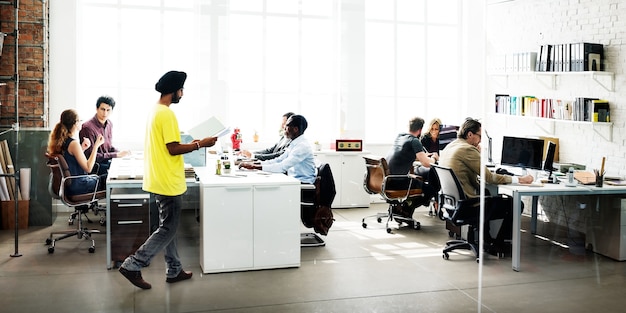 Grupo diverso de personas trabaja en la oficina.