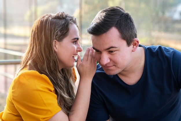 Foto gratuita grupo de dos amigos criticando y juzgando a otras personas