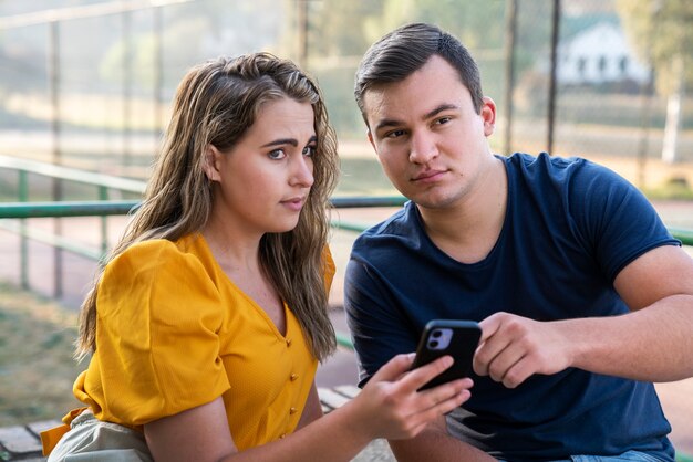 Grupo de dos amigos criticando y juzgando a otras personas