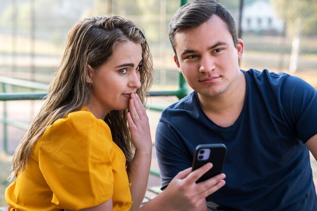 Grupo de dos amigos criticando y juzgando a otras personas