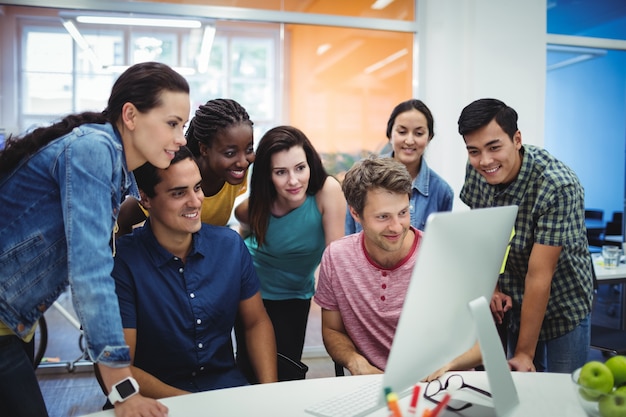 Foto gratuita grupo de ejecutivos de negocios discutir sobre la computadora a su d