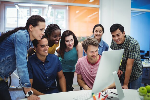 Grupo de ejecutivos de negocios discutir sobre la computadora a su d