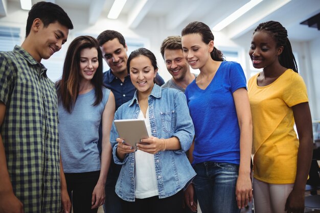 Grupo de ejecutivos de negocios que discuten sobre la tableta digital