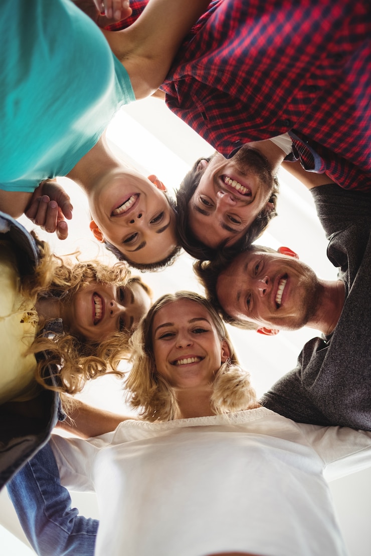 Foto gratuito grupo de ejecutivos de negocios que forman apiñan