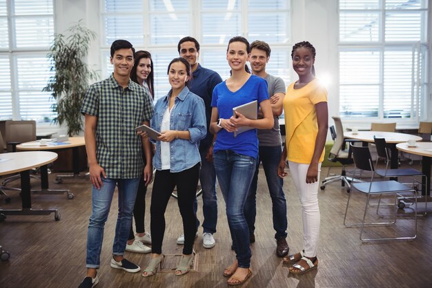 Grupo de ejecutivos de negocios sonriendo a la cámara