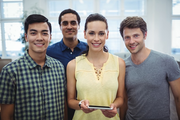 Grupo de ejecutivos de negocios sonriendo a la cámara