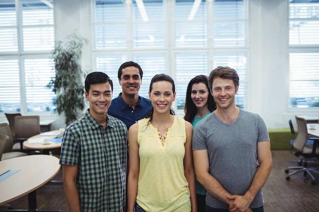 Grupo de ejecutivos de negocios sonriendo a la cámara