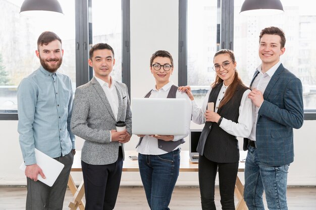 Grupo de emprendedores felices de trabajar juntos