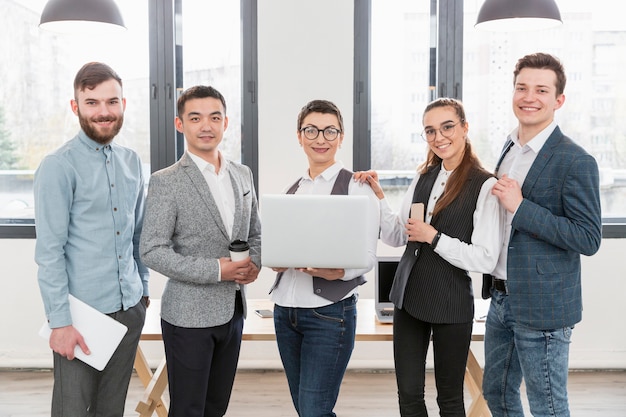 Grupo de emprendedores felices de trabajar juntos