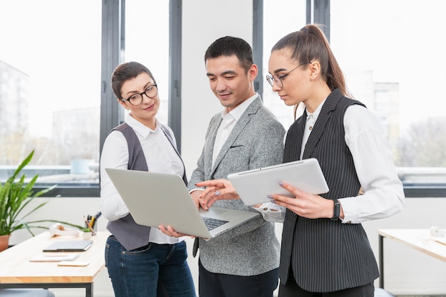 Foto gratuita grupo de emprendedores trabajando juntos