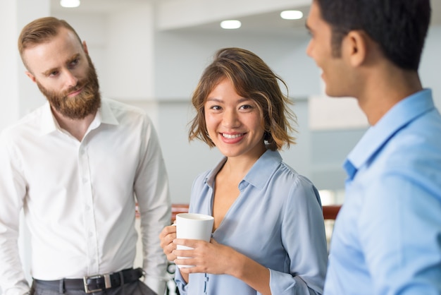 Grupo empresarial multiétnico que charla durante la reunión corporativa