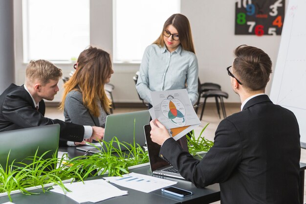 Grupo de empresarios analizando gráfico en el lugar de trabajo